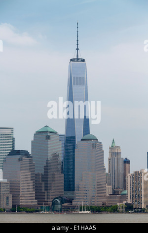 Inferiore dello skyline di Manhattan con One World Trade Center grattacielo, New York, Stati Uniti d'America Foto Stock