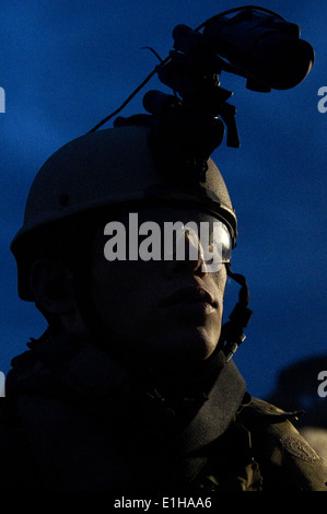 Stati Uniti Operazioni navali specialista di terza classe Austin Carter, con lo squadrone fluviale 2, monitora il litorale mentre si tira l'AWA Foto Stock