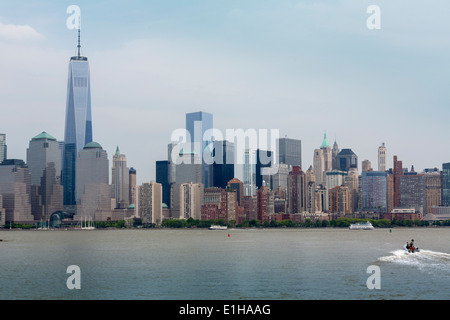 Inferiore dello skyline di Manhattan con One World Trade Center grattacielo, New York, Stati Uniti d'America Foto Stock