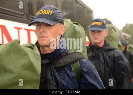 Coast Guard reclute prepararsi a bordo di autobus di evacuare il Training Center di Cape May, guardia costiera????????s arruolato treno di base Foto Stock