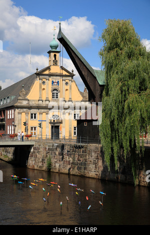Vecchia botte e gru Kaufhaus, Wasserviertel, Lueneburg, Lüneburg, Bassa Sassonia, Germania, Europa Foto Stock