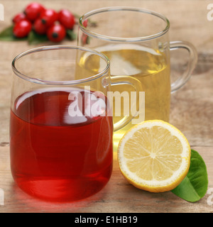 Rosso e giallo tè in bicchieri su una tavola di legno Foto Stock