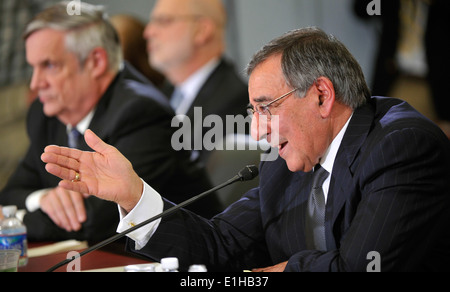 Il Segretario della Difesa Leon Panetta E. testimonia davanti alla commissione circa il 2013 fiscale nazionale per la difesa del bilancio di autorizzazione Foto Stock