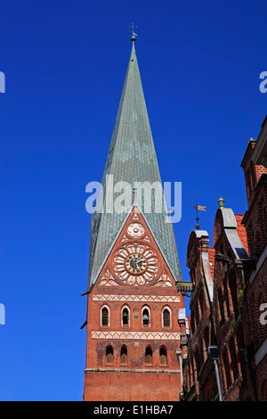 San Johannis Chiesa e vecchie case, Am Sande, Lueneburg, Lüneburg, Bassa Sassonia, Germania, Europa Foto Stock