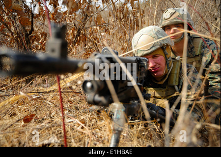 Stati Uniti Marine Corps Lance Cpl. Aaron Saldana, sfondo, assegnato alla flotta antiterrorismo Security Team (veloce) pacifico, assi Foto Stock