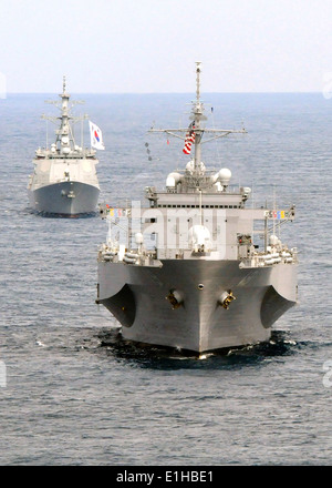 Il comando di anfibio nave USS Blue Ridge (LCC 19), colore per il primo piano e il sud coreano destroyer ROKS Yulgok Yi ho (DDG 992) vele Foto Stock