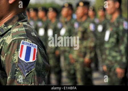 Soldati con la Royal Thai Army stand in formazione durante una prova per le cerimonie di apertura dell'esercizio Shanti Doot 3, ho Foto Stock