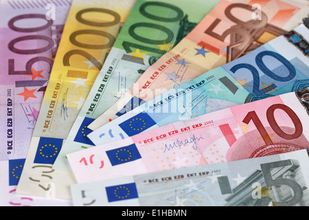 Tutti gli attuali banconote in euro formando un sfondo di denaro Foto Stock