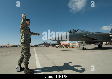 Stati Uniti Air Force Staff Sgt. Matteo Shelburne, un 142th Fighter Wing capo equipaggio con Oregon Air National Guard, esegue il marshalling di un Foto Stock