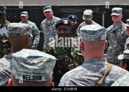 Kenya esercito Addestramento alle armi Sgt. Principali David Karisa Barisa, centro, indirizzi U.S. I soldati con la Task Force Raptor, 3a squadro Foto Stock