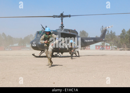 I membri del servizio da molte nazioni condotta elicottero smontare allenamento Aprile 4, 2012, durante il junior leader della formazione a Fort Foto Stock