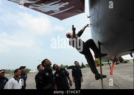 Stati Uniti Air Force Il Mag. Gus Palmquist, assistente del direttore delle operazioni per la 67th Fighter Squadron, insegna Royal Malaysian air Foto Stock