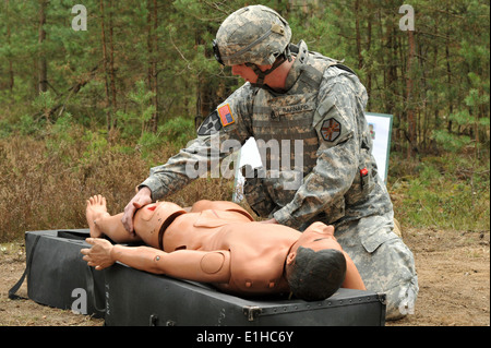 Stati Uniti Il personale dell'esercito Sgt. Ryan Barnard esamina una simulazione di incidente durante l'installazione di Gestione (Command-Europe IMCOM-E) Bes Foto Stock
