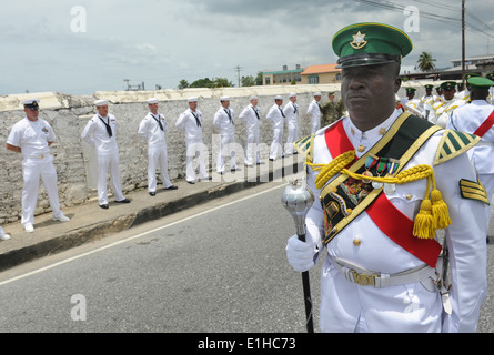 Membri del Trinidad e Tobago Defence Force Marching Band, foreground, eseguire durante la cerimonia di riconsacrazione della Per Foto Stock