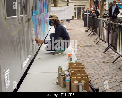 Una replica New York City metropolitana carrello viene utilizzato come una tela per un artista di strada durante la prima strada di Portsmouth giochi. Foto Stock