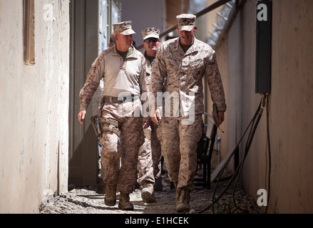 Stati Uniti Marine Corps Il Mag. Gen. David Berger, sinistra, il comandante generale della Task Force Leatherneck, 1° Divisione Marine (marcia avanti) Foto Stock
