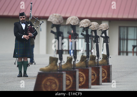 Larry Veach, un ex U.S. Marine e un bagpiper di trentacinque anni svolge "Amazing Grace" durante il secondo battaglione, 4 Regime di Marino Foto Stock