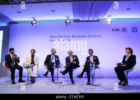 Berlino, Germania. Il 4 giugno, 2014. Presidente degli Industriali e banca commerciale della Cina (ICBC) Jiang Jianqing (3 L) e co-presidente del consiglio di amministrazione della Deutsche Bank Juergen Fitschen (terza R) partecipare ad un forum di discussione del 2014 Sino tedesco Business Summit a Berlino, Germania, il 4 giugno 2014. © Zhang ventola/Xinhua/Alamy Live News Foto Stock