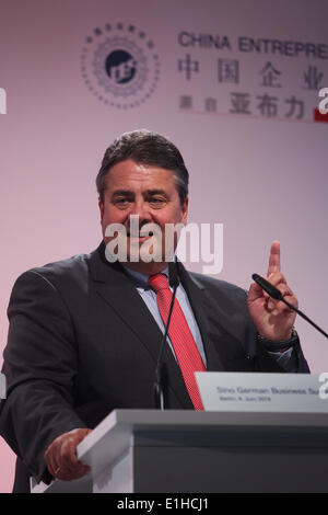 Berlino, Germania. Il 4 giugno, 2014. Il tedesco il Vice Cancelliere e dell'economia e il ministro dell'energia Sigmar Gabriel parla durante il 2014 Sino tedesco Business Summit a Berlino, Germania, il 4 giugno 2014. © Zhang ventola/Xinhua/Alamy Live News Foto Stock