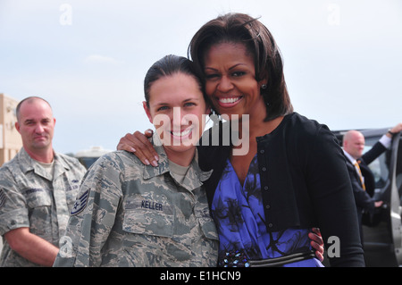 La first lady Michelle Obama, diritto, visite U.S. Avieri con la 171st Air Refuelling parafango e il 911th Airlift Wing al suo arri Foto Stock