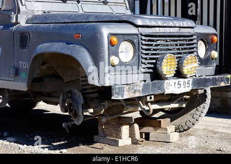 Landrover con danni di sospensione su mattoni a Punta Arenas in Cile Foto Stock