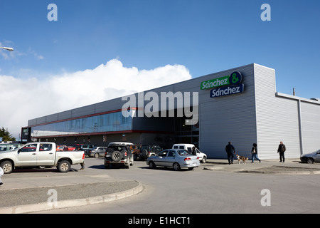 Sanchez e sanchez store nella zona franca zonaustral duty free port Punta Arenas in Cile Foto Stock