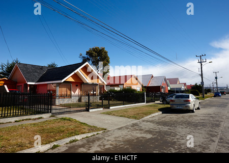 Strada della moderna tipica costruzione cileno house con tetti di tegole villa javier palacios Punta Arenas in Cile Foto Stock