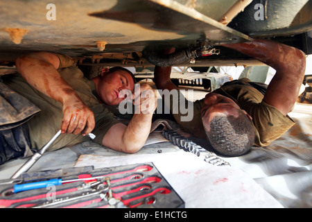 Stati Uniti Marine Corps Lance Cpl. Bryan Planty, sinistra, e Lance Cpl. Danzel Denton, il trasporto del motore meccanica con il combattimento Logis Foto Stock