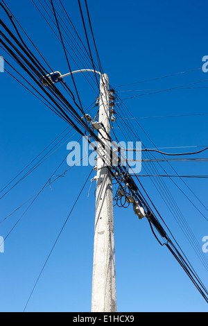Calcestruzzo lampione palo del telegrafo con energia elettrica e i cavi telefonici Punta Arenas in Cile Foto Stock