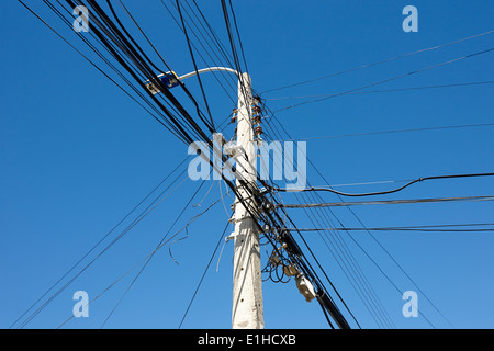 Calcestruzzo lampione palo del telegrafo con energia elettrica e i cavi telefonici Punta Arenas in Cile Foto Stock