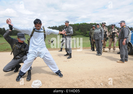 Soldati ukrainiens role-playing come uniforme afgana di poliziotti e soldati croati con Recon Company, Guardia Bri motorizzato Foto Stock