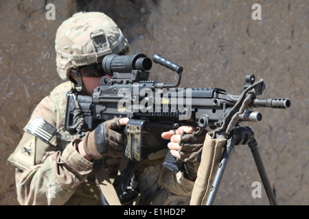 Stati Uniti Army Sgt. Cliff Collins, con la 201st Georgia agro-alimentare del team di sviluppo, guarda attraverso il campo di applicazione di un M249 luce m Foto Stock