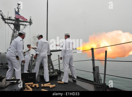 Stati Uniti I marinai fire il 40 mm salutando la batteria come il missile guidato fregata USS Underwood (FFG 36) entra nel porto di Callao, Pe Foto Stock