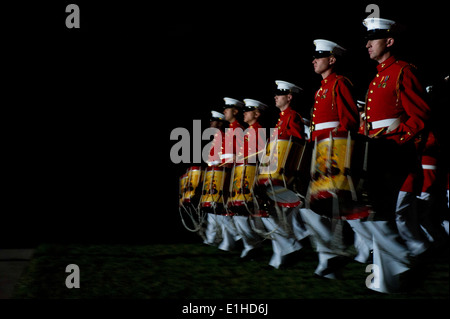 I membri dell'U.S. Marine Corps tamburo e Bugle Corps March durante una serata parade presso caserma marini a Washington D.C., Ma Foto Stock