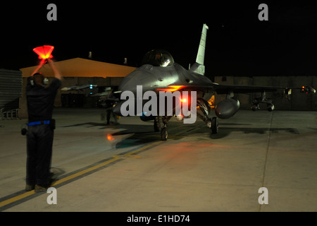 Stati Uniti Air Force Airman 1. Classe Steadman Demarco, un capo equipaggio assegnati al 451st Expeditionary Manutenzione aeromobili Squadro Foto Stock