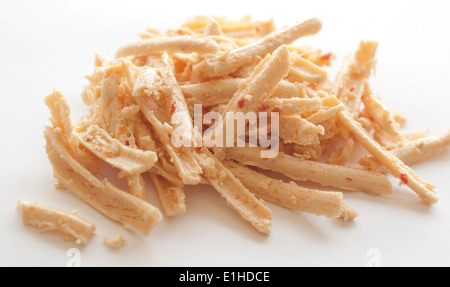 Formaggio grattugiato isolato su bianco Foto Stock