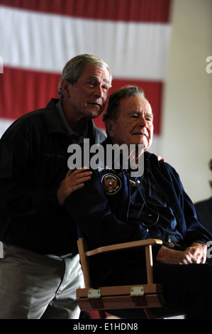 Ex Presidenti George H.W. Bush, destra e George W Bush offrono commento all'equipaggio a bordo della marina nuovissimo aeromobile auto Foto Stock