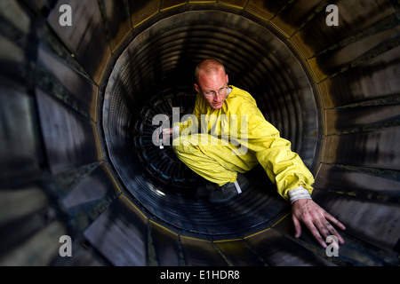 Stati Uniti Air Force Staff Sgt. Greg Penrod, un capo equipaggio con il ventesimo Manutenzione aeromobili squadrone, esegue una scarico postflight Foto Stock