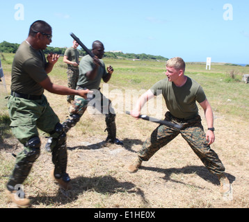 Stati Uniti Marine Corps Sgt. Caleb amore, a destra, un poliziotto militare con sede di servizio e il Battaglione, 4° Logistica Marino Gr Foto Stock