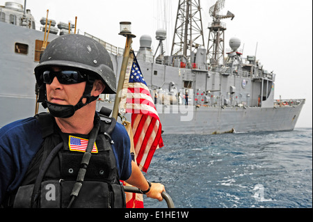 Stati Uniti Navy Engineman 1a classe Paolo Andes sorge ingegnere barca guarda a bordo di uno scafo rigido barca gonfiabile dal missile guidato Foto Stock