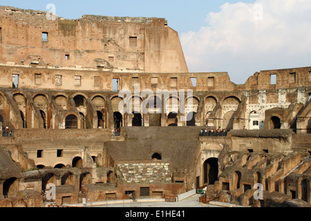 Il lato interno del Colosseo a Roma, Italia Foto Stock