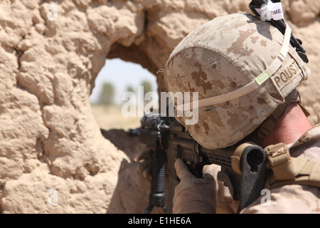 Stati Uniti Marine Corps Capt. Justin Poust con la polizia Advisory Team (PAT), a sostegno dell India Company, 3D Battaglione, 8 Marine Reg Foto Stock