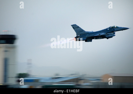 Un U.S. Air Force F-16 Fighting Falcon aeromobili con la 157Expeditionary Fighter Squadron decolla da Kandahar Airfield, Foto Stock