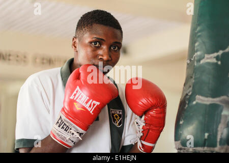 NAIROBI KENYA-Oriente e Africa Centrale Featherweiht femminile campione del pugilato Fatuma Zarika treni in una palestra in città giù Nairobi capitale keniana, in data 4 giugno 2014, si sta preparando ad affrontare zambiani Maggie Lingililani, ad Addis Abeba in Etiopia il 14 giugno 2014, Ella è la corrente Oriente e Africa centrale le donne campione del pugilato, avente un record di 33 combatte vincendo 24 in sacchi 14KOs, disegno 1 e di perdere 8, Zarika ha detto che lei è pronto ad affrontare il suo avversario anche se entrambi non conoscono a vicenda, aggiungendo che la lotta significherebbe un sacco da boxe la sua professione se vince la lotta. Foto di Tom Maruko/ Foto Stock