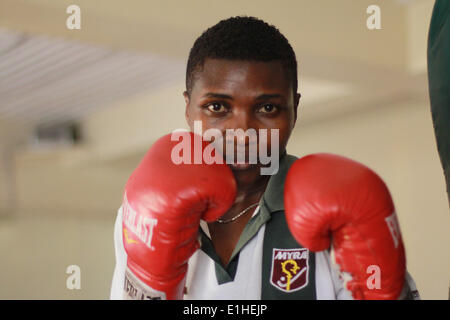 NAIROBI KENYA-Oriente e Africa Centrale Featherweiht femminile campione del pugilato Fatuma Zarika treni in una palestra in città giù Nairobi capitale keniana, in data 4 giugno 2014, si sta preparando ad affrontare zambiani Maggie Lingililani, ad Addis Abeba in Etiopia il 14 giugno 2014, Ella è la corrente Oriente e Africa centrale le donne campione del pugilato, avente un record di 33 combatte vincendo 24 in sacchi 14KOs, disegno 1 e di perdere 8, Zarika ha detto che lei è pronto ad affrontare il suo avversario anche se entrambi non conoscono a vicenda, aggiungendo che la lotta significherebbe un sacco da boxe la sua professione se vince la lotta. Foto di Tom Maruko/ Foto Stock