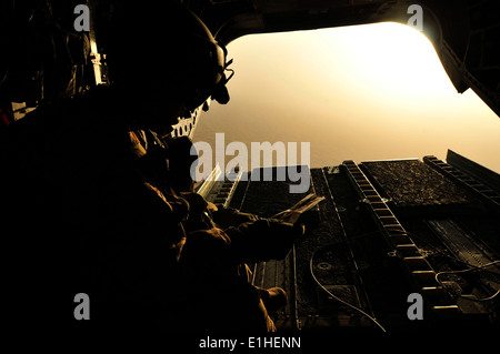 Stati Uniti Army Sgt. Howard Lewis, un CH-47 elicottero Chinook capo equipaggio assegnati a Bravo Company, 1° Battaglione, 111Aviation Reg Foto Stock