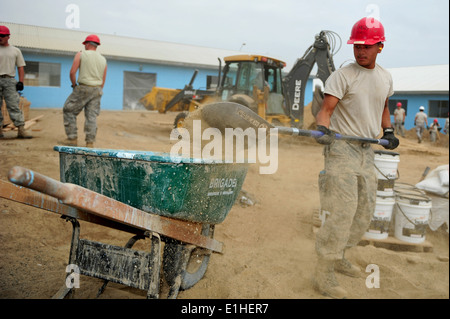 Stati Uniti Air Force Airman 1. Classe Marco Antonio Gamba, foreground, assegnato alla 99th ingegnere civile Squadron, assiste con cons Foto Stock