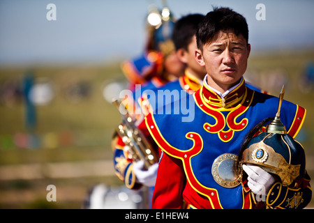 Stato mongolo guardia d'onore ai membri di stand nella formazione durante la cerimonia di apertura dell'esercizio Khaan ricerca 2011 vicino Ulaanbaata Foto Stock