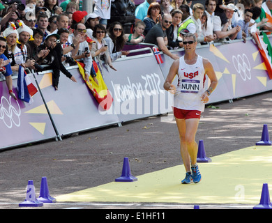 Stati Uniti Esercito atleta di classe mondiale programma race walker Staff Sgt. John Nunn termina il 50km di corsa a piedi la concorrenza 11 Agosto, 2012 Foto Stock