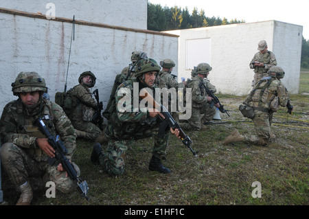 Soldati georgiani con il dodicesimo luce battaglione di fanteria e un soldato bulgaro fornire protezione durante una missione di prove ex Foto Stock